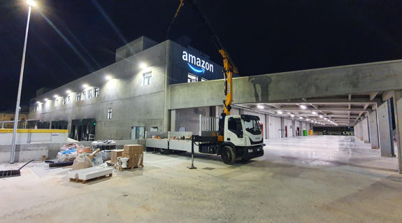 Insegne nuovo deposito Amazon a Palermo